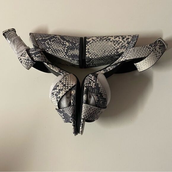 Qupid NIB Gray/Cream Snakeskin Faux Leather Peep Toe Ankle Strap Block Heel Sz 6 - Picture 6 of 8